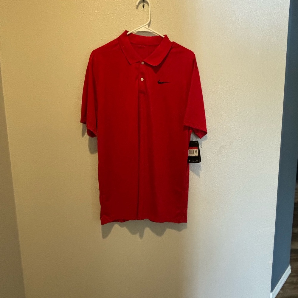 Men’s short sleeve golf shirt.